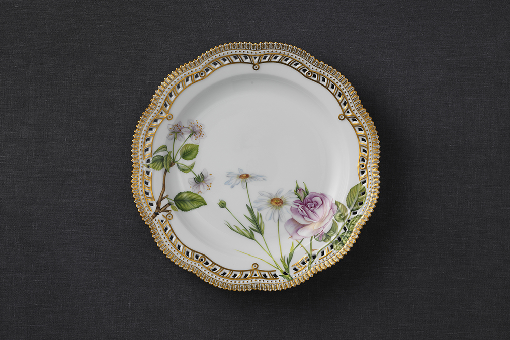 Beautiful Flora Danica plate with a decoration of wild flowers from Greenland and the Faroe Islands